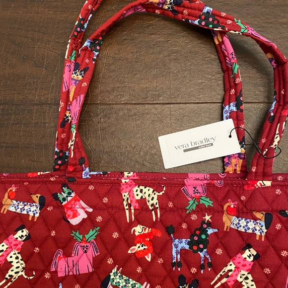 Vera Bradley Essential Grand Tote In Holiday Hounds NWT. 20” X 15” - Picture 2 of 7